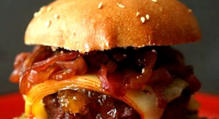 Чизбургер с луковым джемом