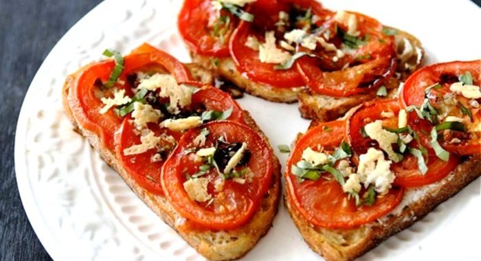 Открытый бутерброд с запеченными помидорами, сыром и бальзамическим уксусом
