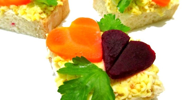 Бутерброд с мягким сыром и маринованными овощами