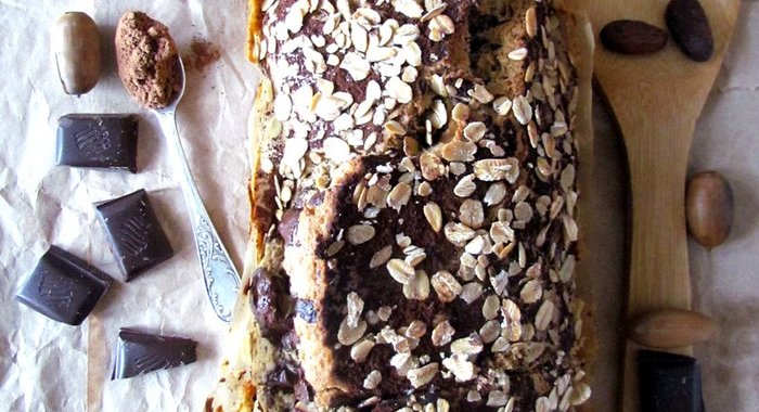 Фунтовый овсяный кекс с шоколадом и бананами