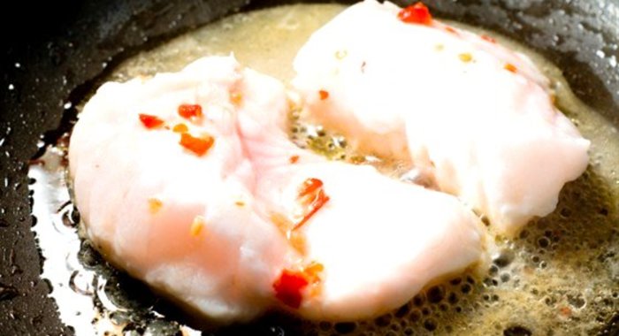 Морской черт по‑американски с помидорами, коньяком и белым вином