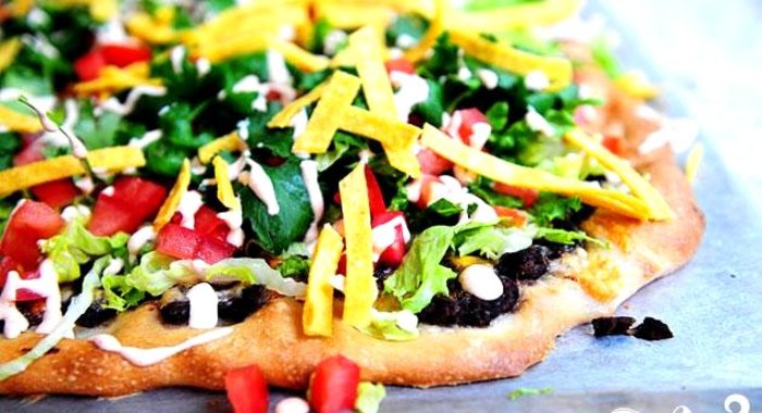 Пицца с кукурузными лепешками, фасолью и сыром