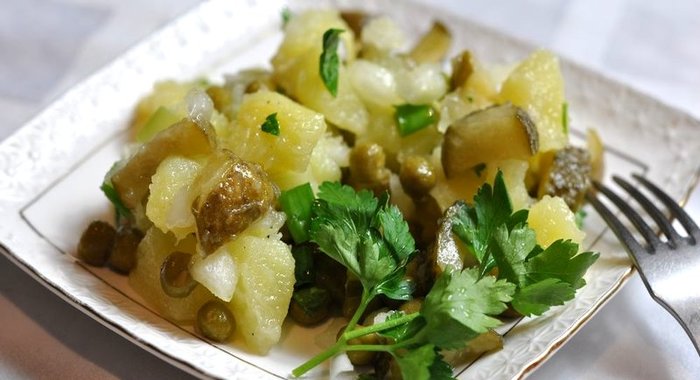 Салат картофельный с маринованными огурцами