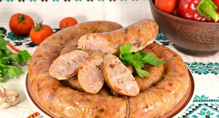 Домашняя мясная колбаса с овсянкой и паприкой