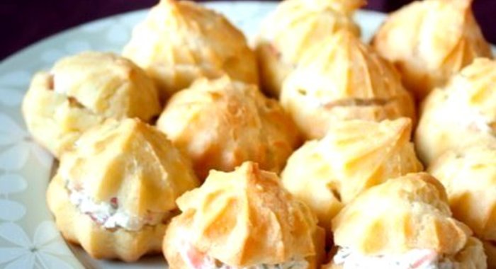 Профитроли со сливочным сыром и лососем