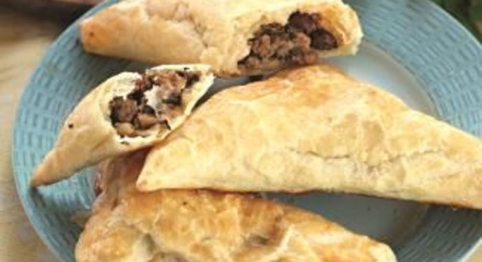 Пирожки с мясом, изюмом и орехами