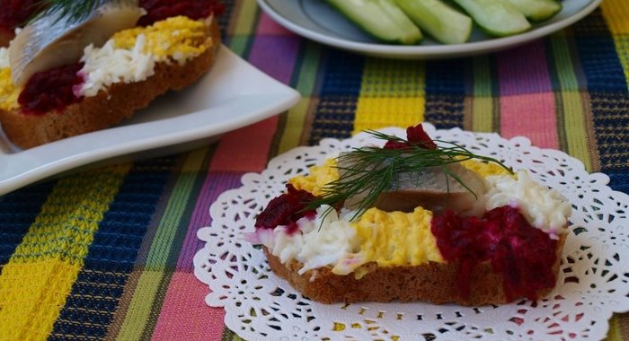 Бутерброды Триколор с сельдью