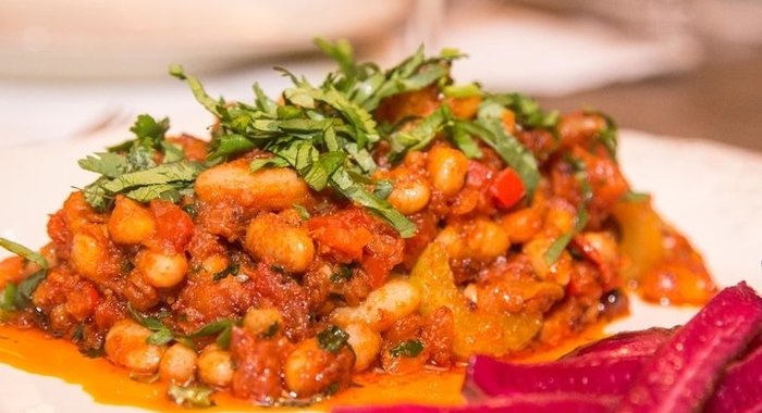 Белая фасоль с помидорами