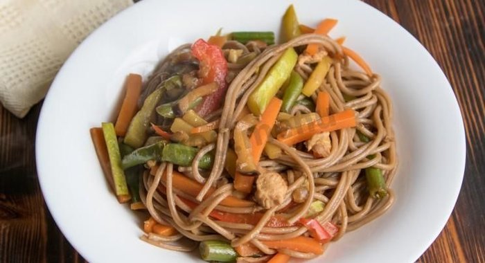 Гречневая лапша с овощами и курицей