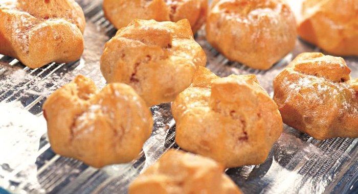 Профитроли с клубничной начинкой