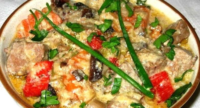 Гуляш из говядины с грибами