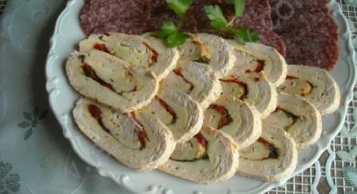 Рулет из куриного филе с омлетом