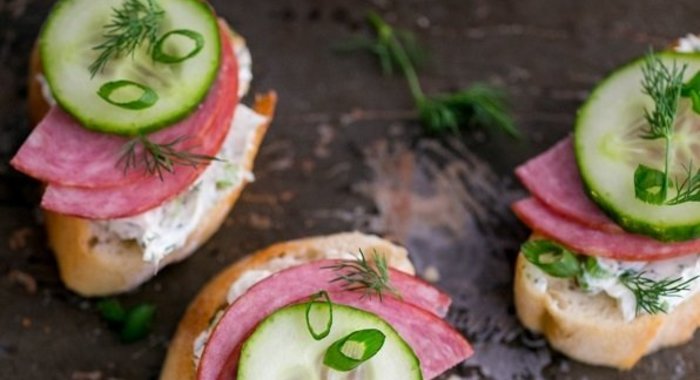 Гренки с колбасой