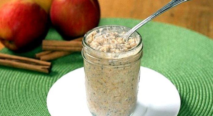 Овсянка в банке с яблоком и корицей