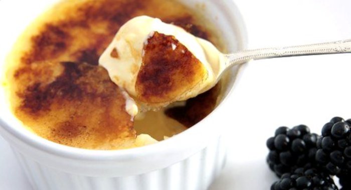 Крем-брюле с ежевикой в бальзамическом уксусе