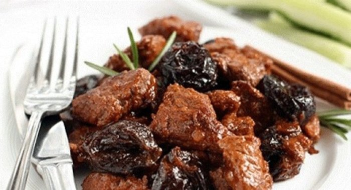 Гуляш из говядины с черносливом