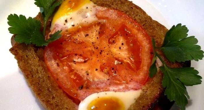 Яичница в хлебе с помидорами