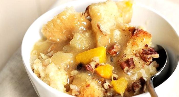 Хлебный пудинг с персиками и орехами