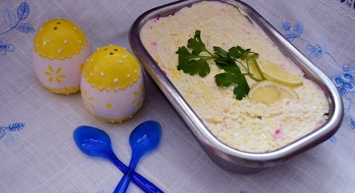 Селедка под шубой с яблоком и яйцом