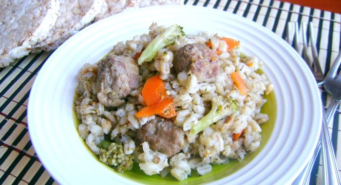 Перловая каша с фрикадельками и брокколи