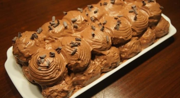 Новогодний шоколадный торт-полено из профитролей