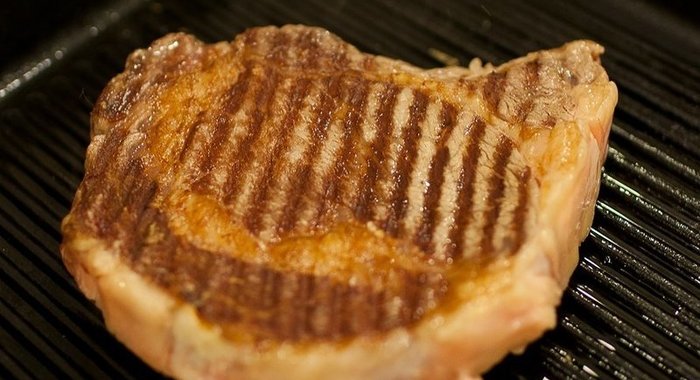 Стейк на сковороде-гриль