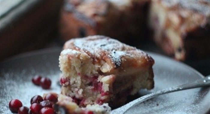 Шарлотка с клюквой и яблоками