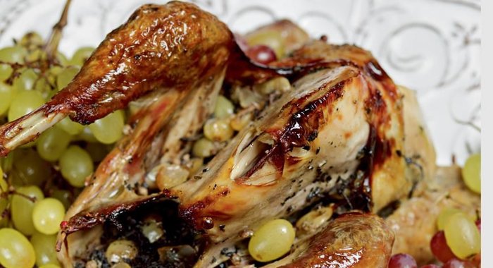 Цесарка, запеченная с розмариновым маслом и виноградом