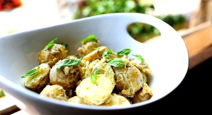 Картофельный салат с лимоном и базиликом