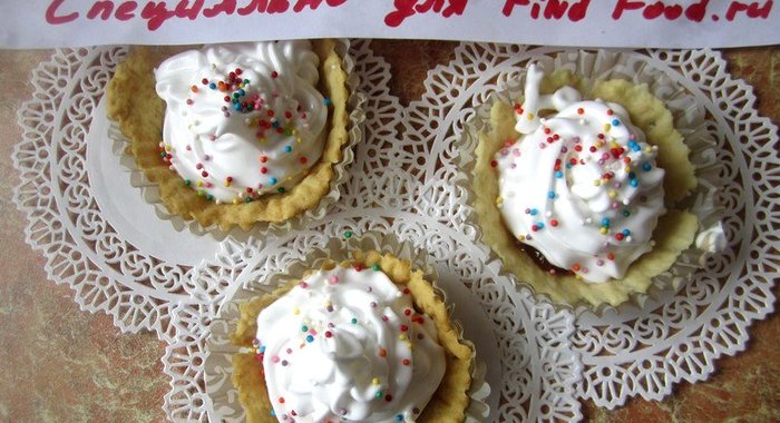 песочное пирожное с джемом и белковым кремом