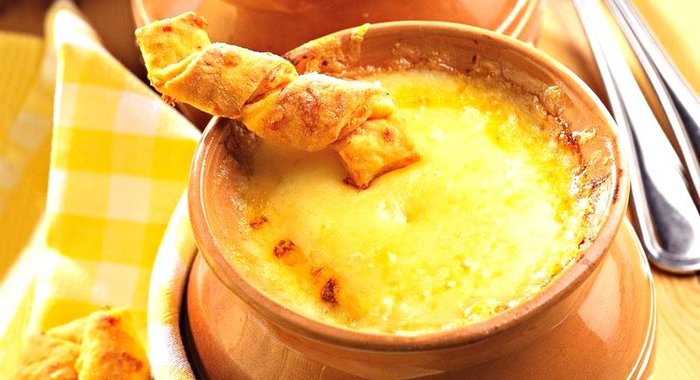 Луковый суп на говяжьем бульоне с травами