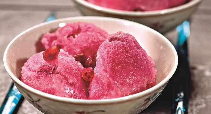 Сырная масса с семгой и каперсами на гренках из черного хлеба