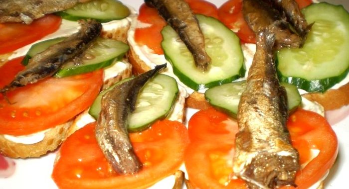 Бутерброды с консервированной рыбой