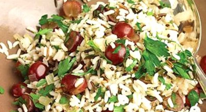 Плов из дикого риса с розмарином и красным виноградом