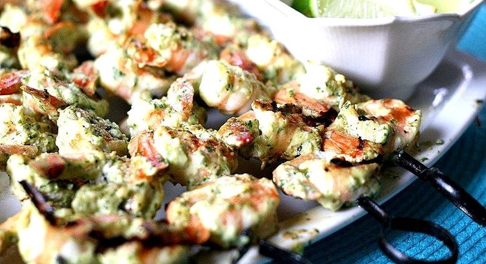 Шашлык из креветок с чили и тыквенными семечками