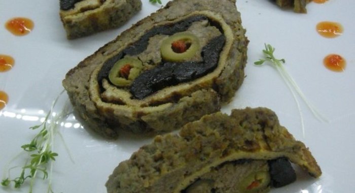 Мясной рулет с черносливом