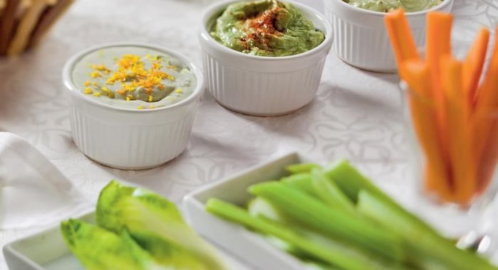 Свежие овощи с тремя видами сырного соуса