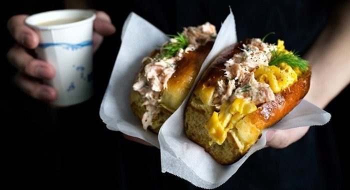 Бутерброды с яичницей и лососем