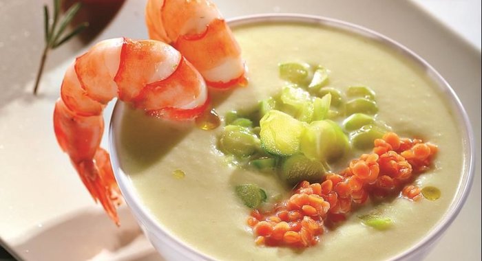 Суп-пюре из спаржи с красной чечевицей и креветками