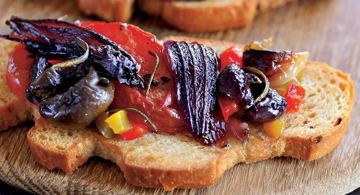 Брускетты с «компотом» из красного лука и овощей