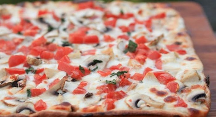 Пицца с курицей и грибами