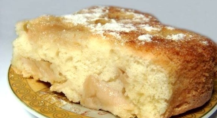 Шарлотка на маргарине с яблоками