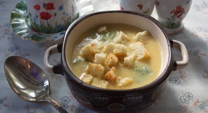 Суп гороховый с гренками