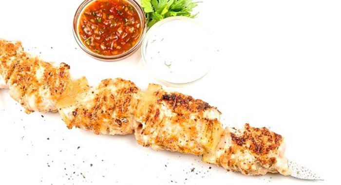 Шашлыки из маринованной курицы и лука с соусом барбекю