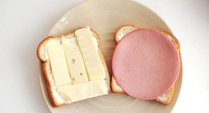 Бутерброды с колбасой и сыром