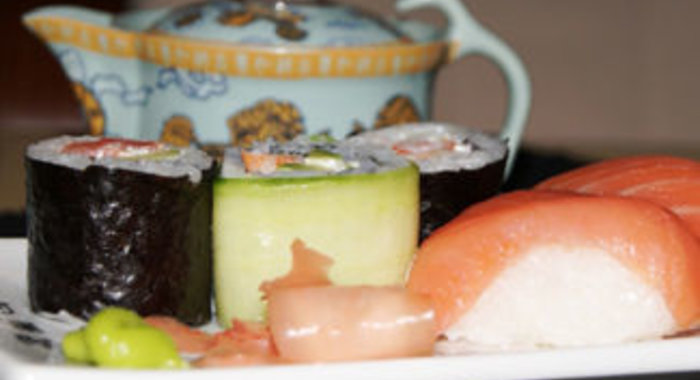 Роллы с семгой и роллы с крабовым мясом