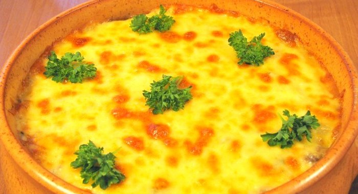 Запеканка с картофелем, фаршем и грибами