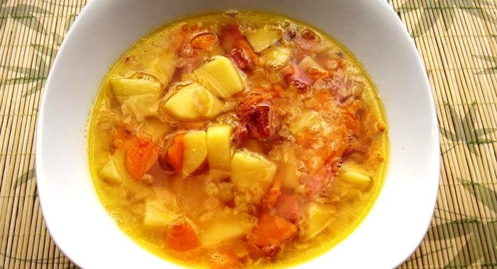 Гороховый суп с копченой колбаской