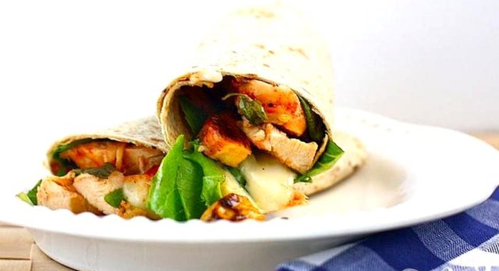 Лепешки с курицей, шпинатом и сыром Бри