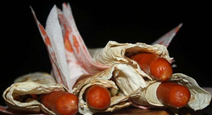 Хотдоги с венгерскими колбасками в лаваше на мангале